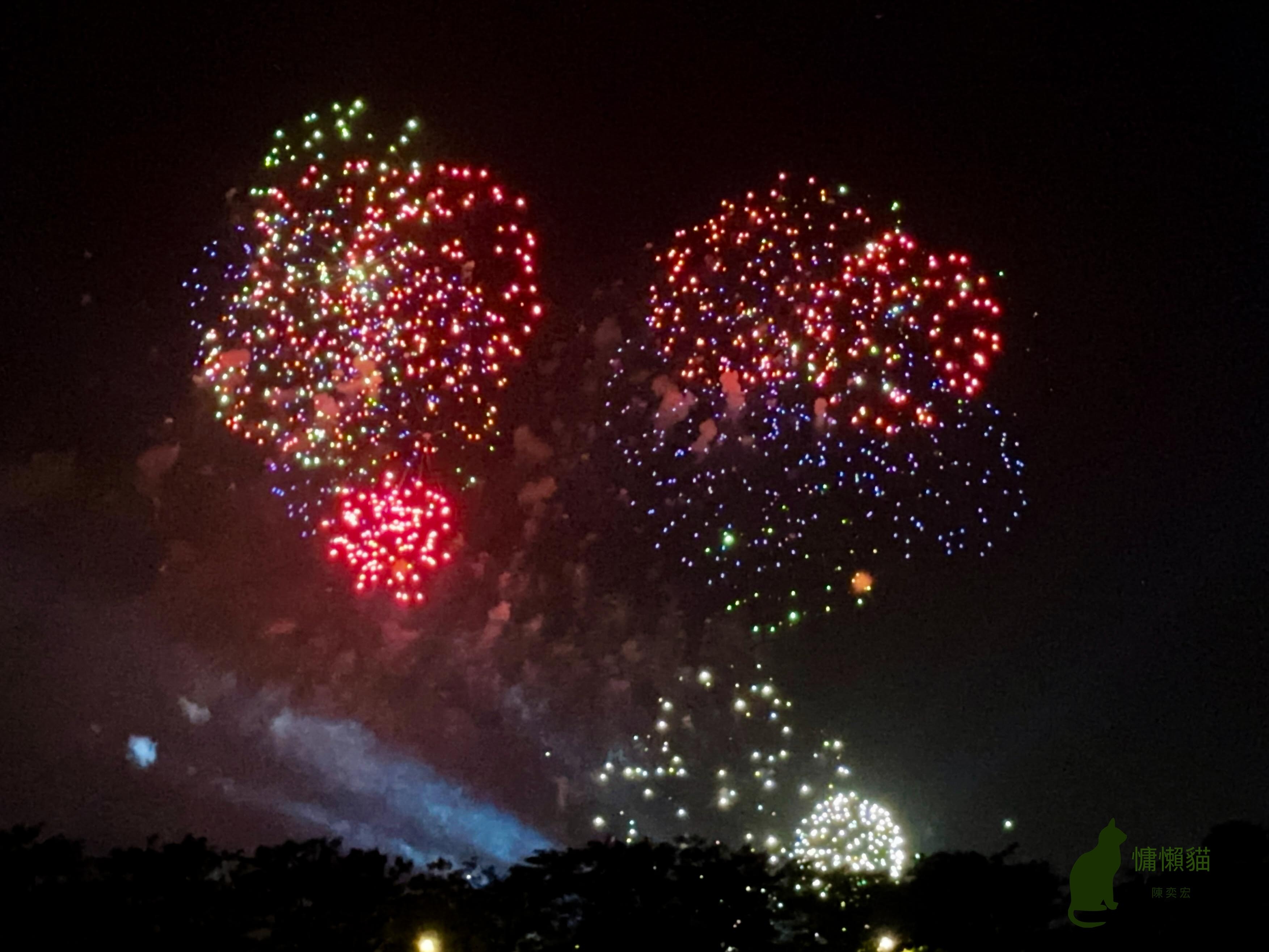 三萬發絢麗的煙花在黑暗的夜空中競相綻放，慶祝中華民國113歲