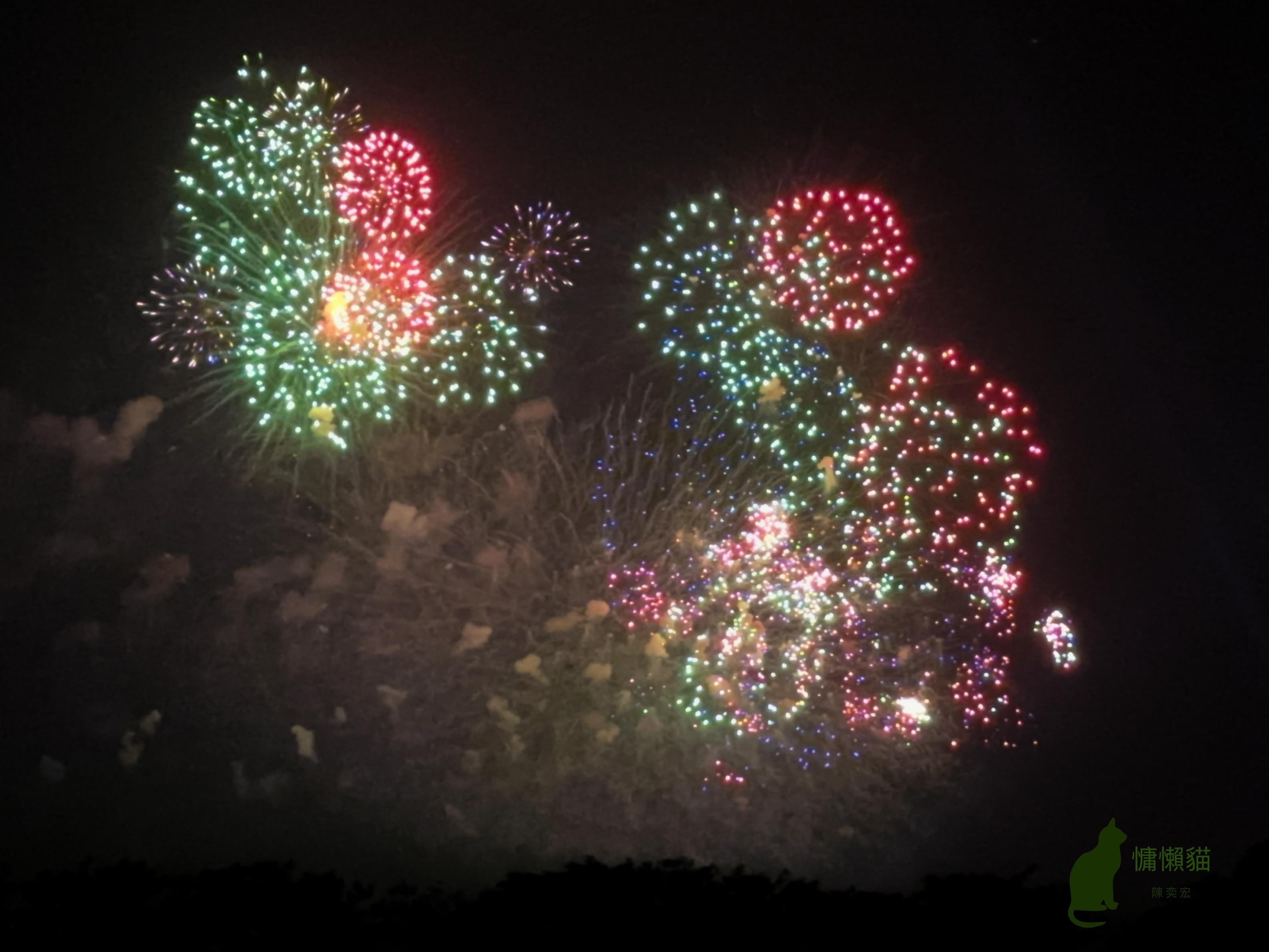 三萬發絢麗的煙花在黑暗的夜空中競相綻放，慶祝中華民國113歲