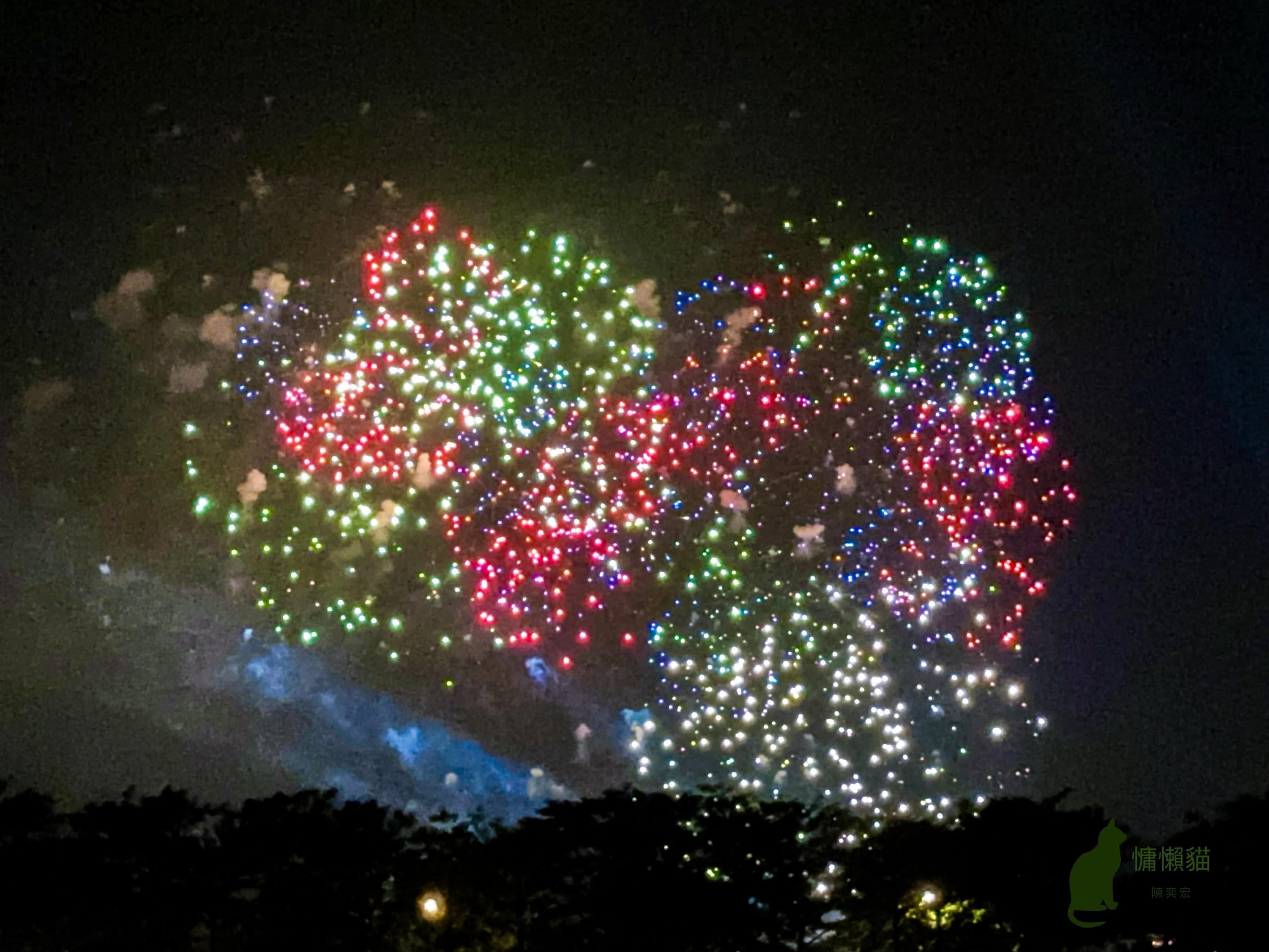 三萬發絢麗的煙花在黑暗的夜空中競相綻放，慶祝中華民國113歲