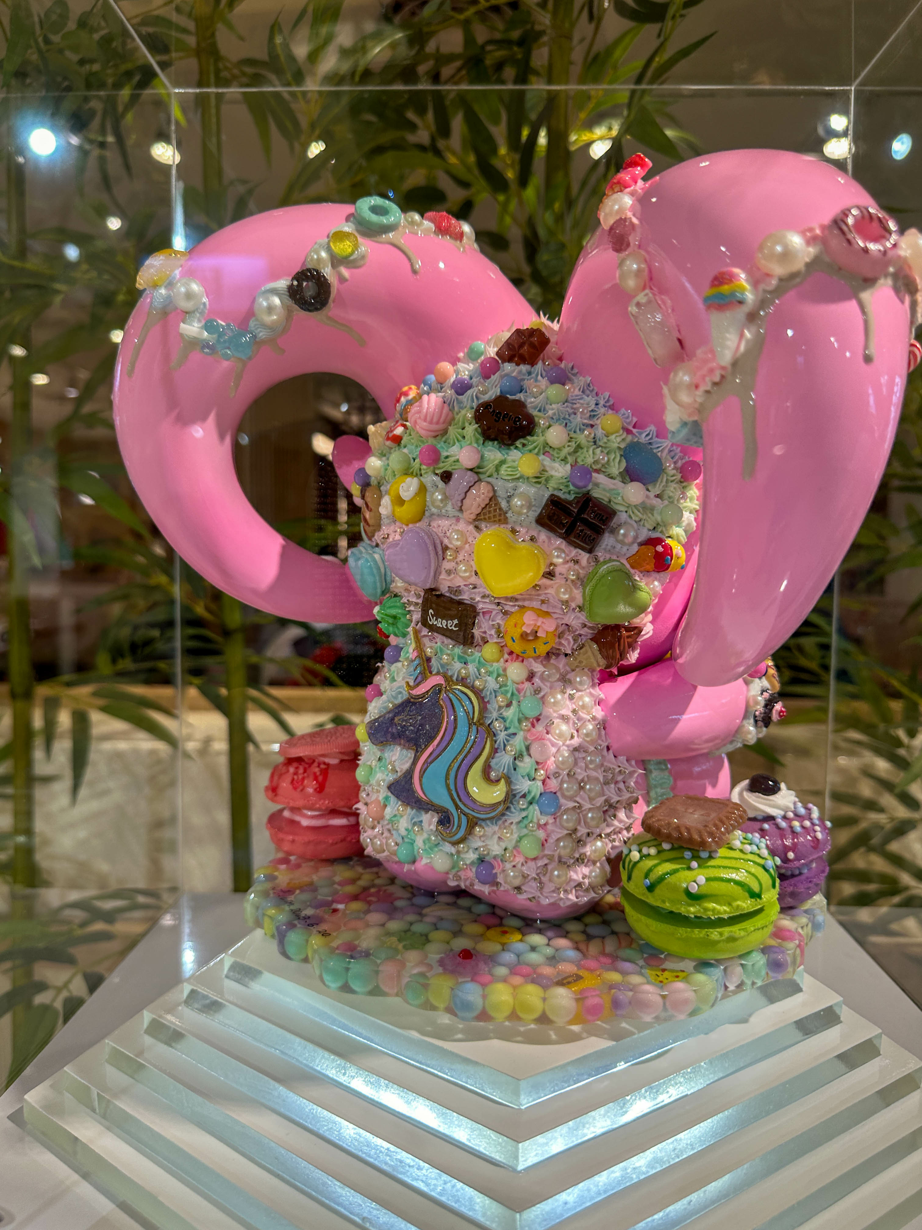 六個平凡無奇的領頭羊公仔，在藝術家的巧思下，各自散發專屬自己