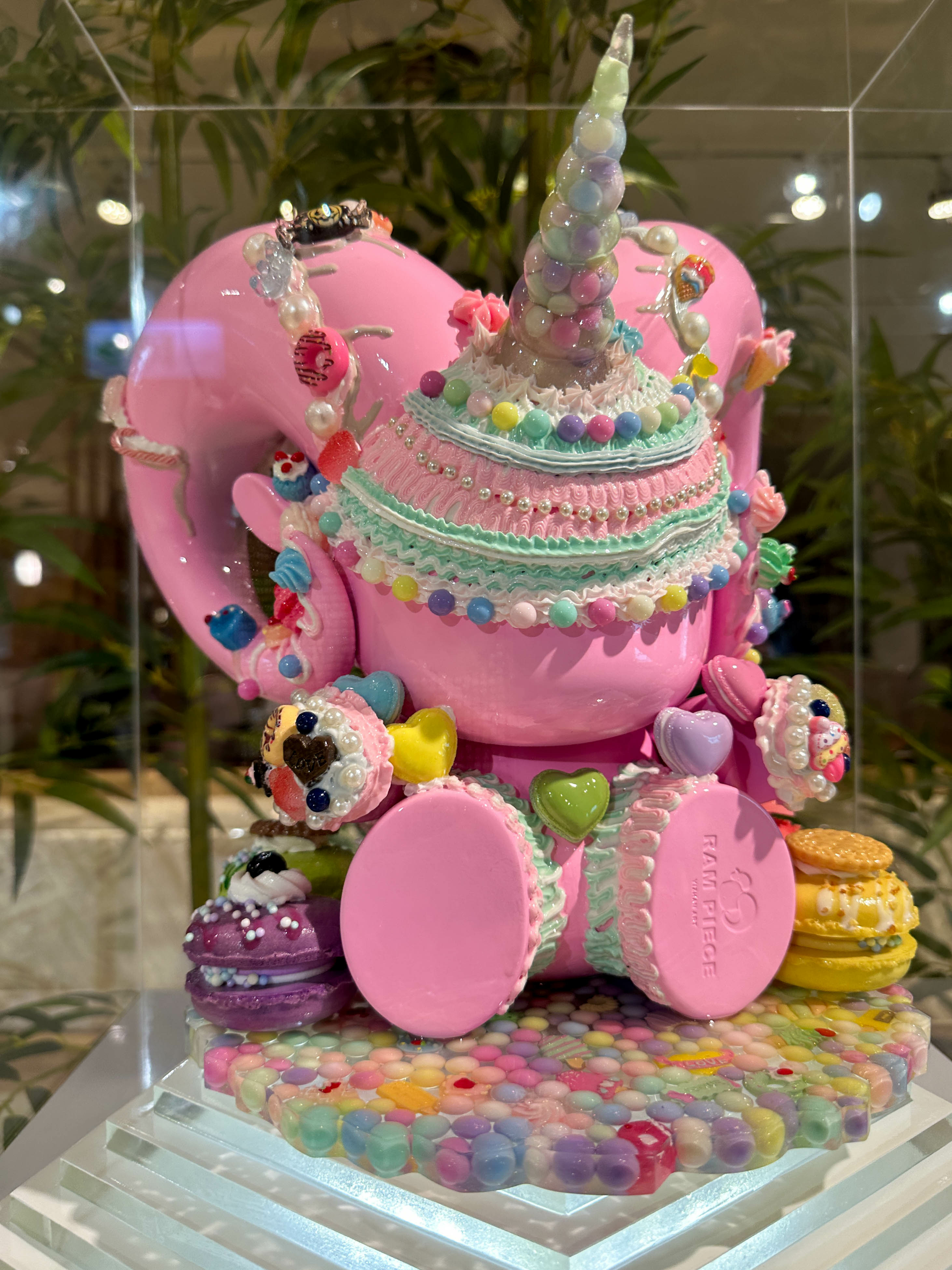 六個平凡無奇的領頭羊公仔，在藝術家的巧思下，各自散發專屬自己