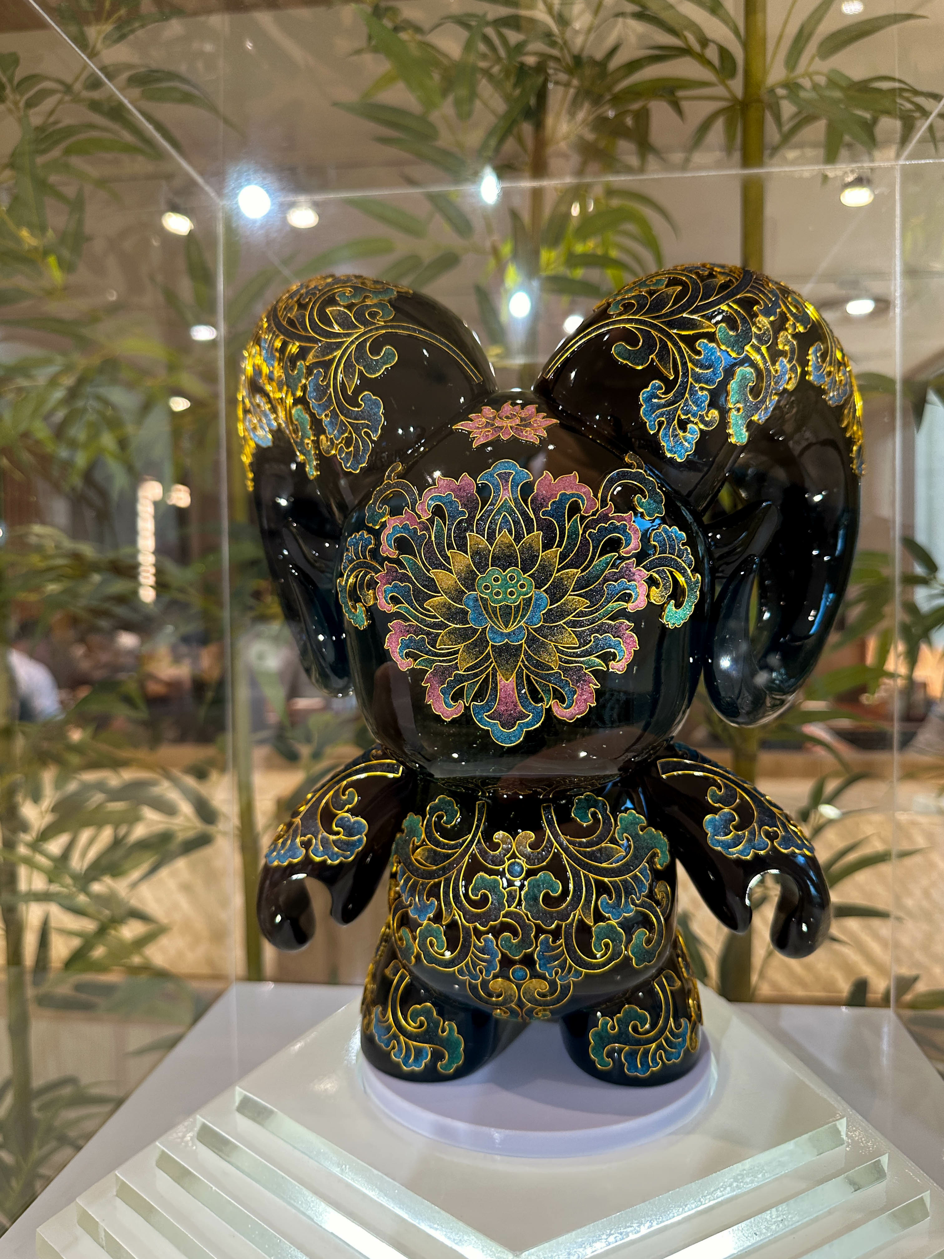 六個平凡無奇的領頭羊公仔，在藝術家的巧思下，各自散發專屬自己