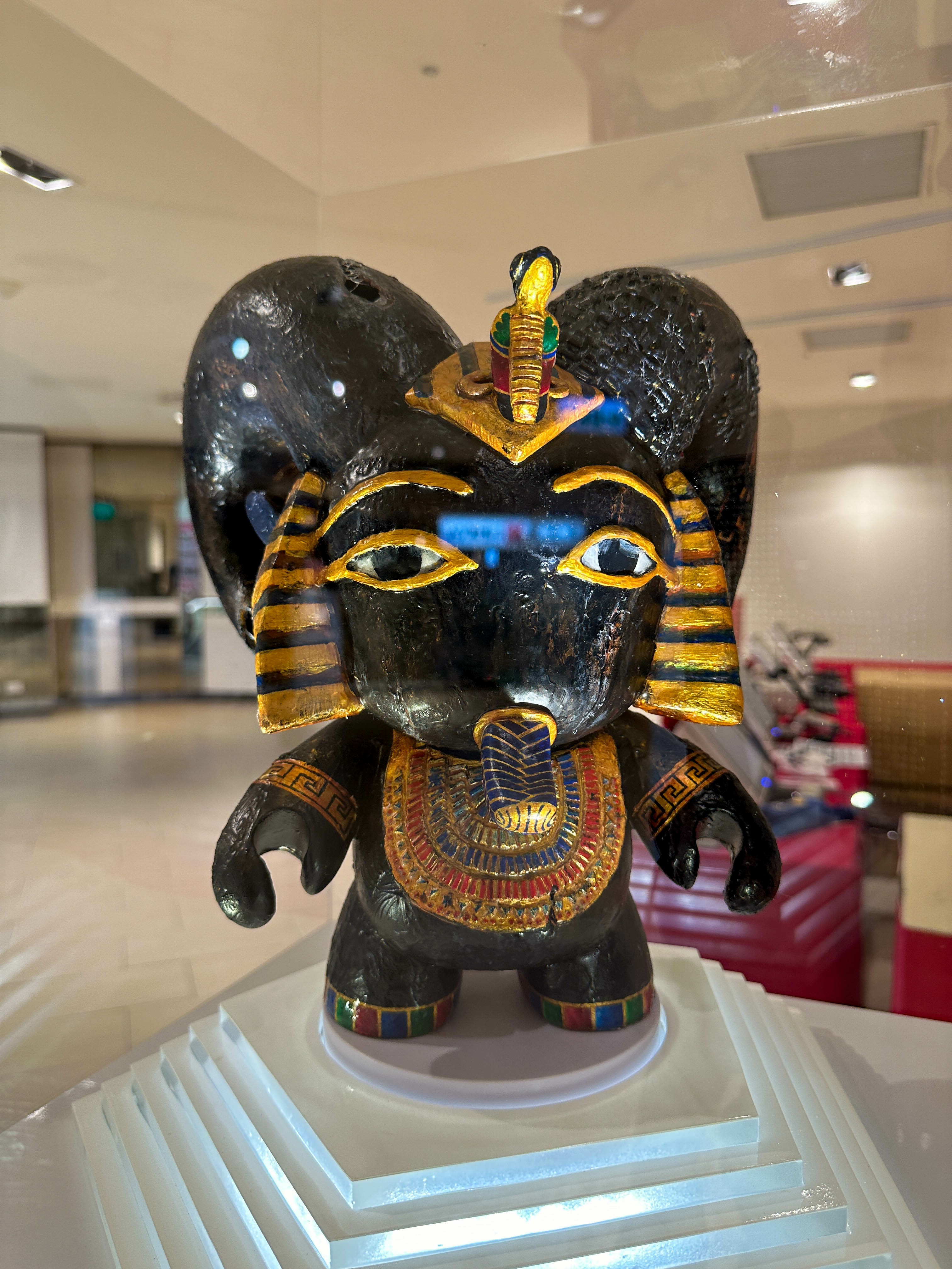 六個平凡無奇的領頭羊公仔，在藝術家的巧思下，各自散發專屬自己