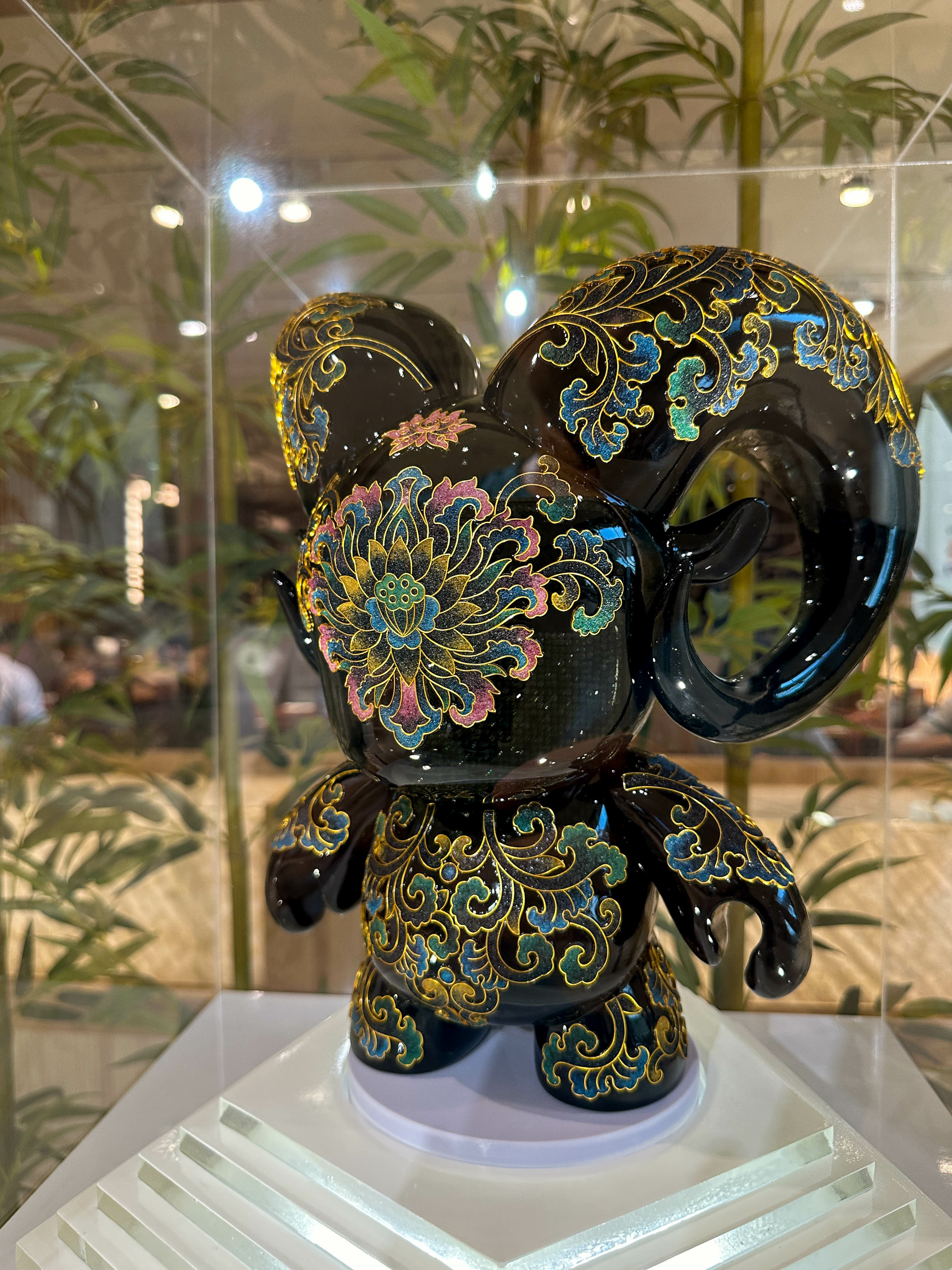 六個平凡無奇的領頭羊公仔，在藝術家的巧思下，各自散發專屬自己