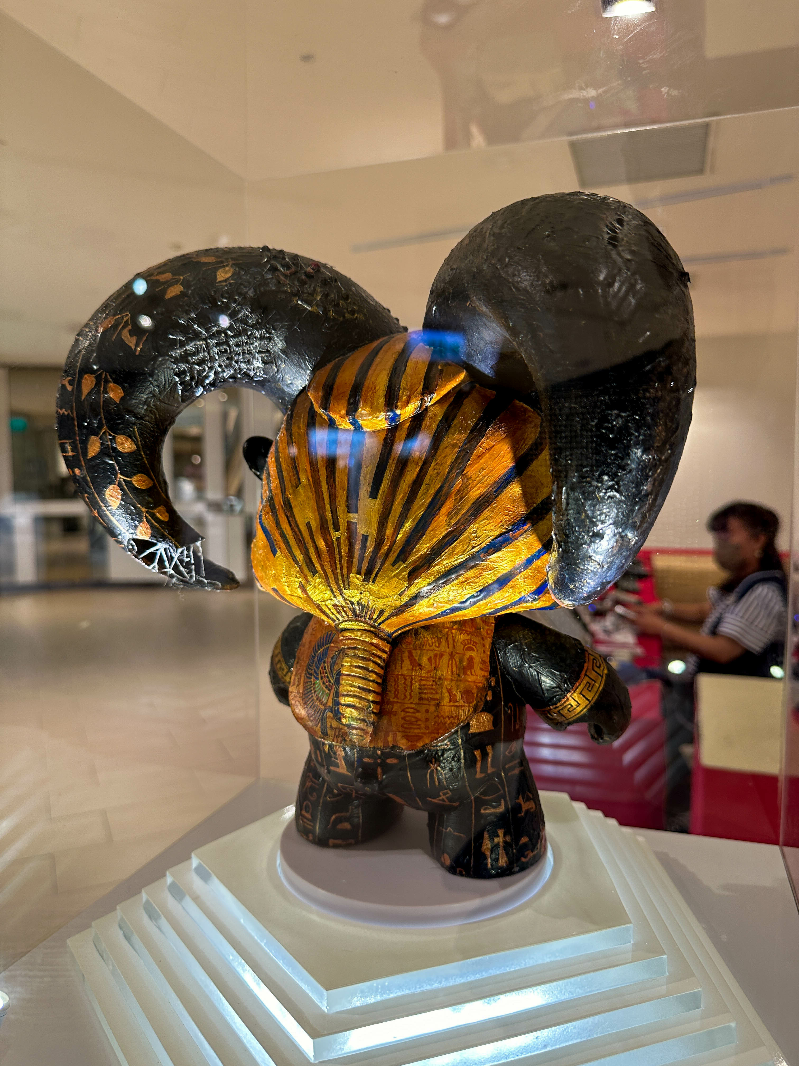 六個平凡無奇的領頭羊公仔，在藝術家的巧思下，各自散發專屬自己