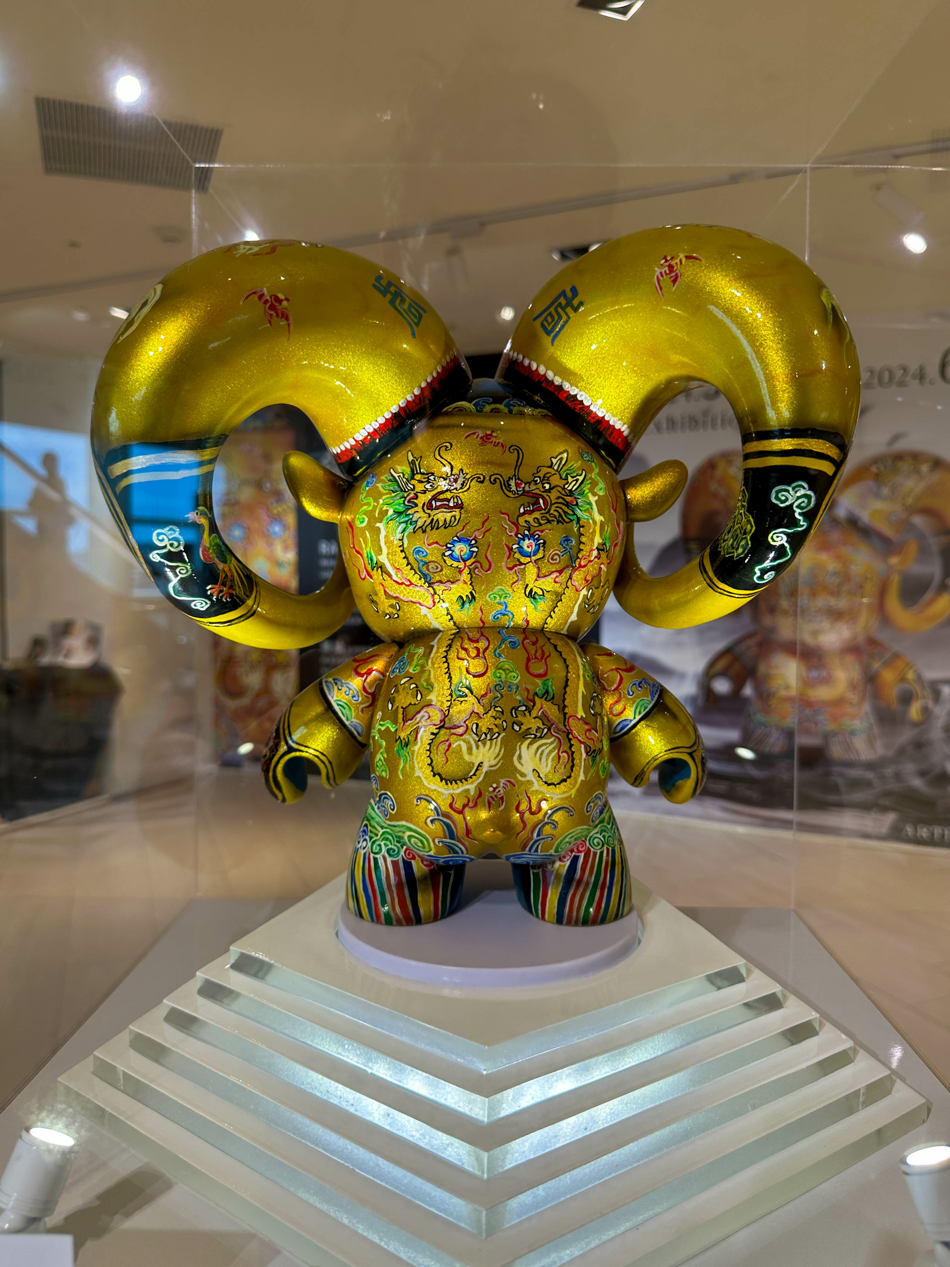 六個平凡無奇的領頭羊公仔，在藝術家的巧思下，各自散發專屬自己