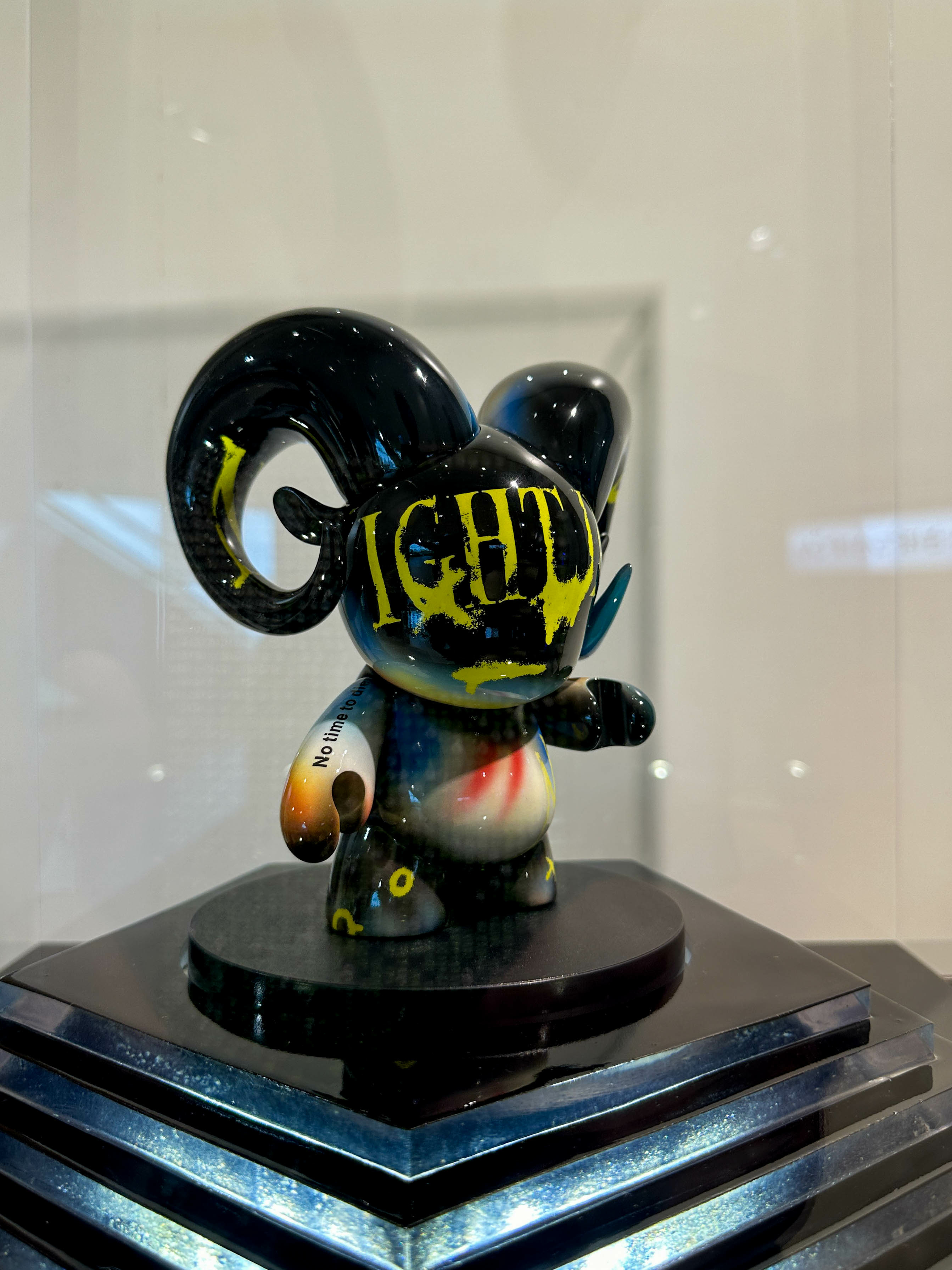 六個平凡無奇的領頭羊公仔，在藝術家的巧思下，各自散發專屬自己