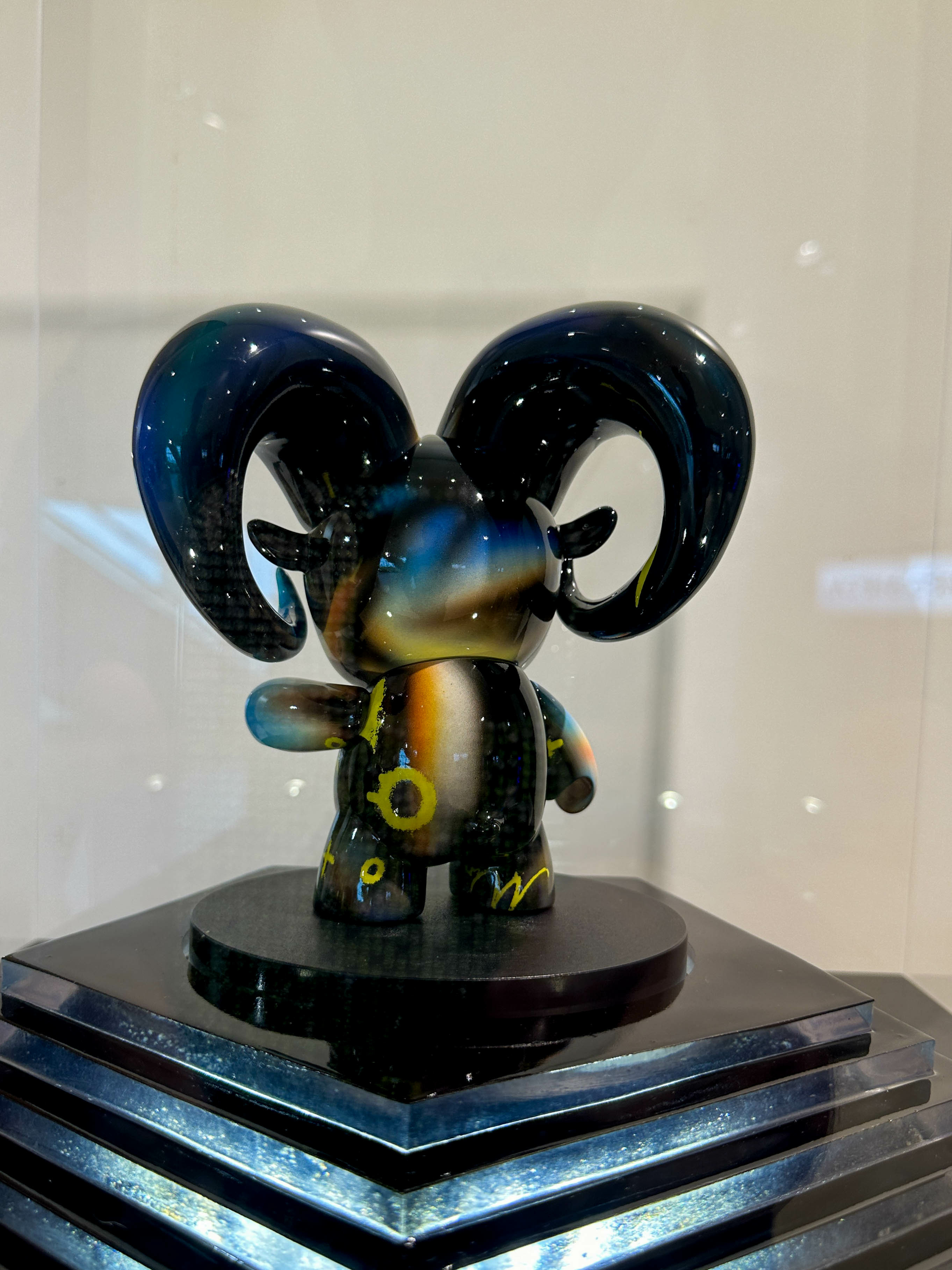 六個平凡無奇的領頭羊公仔，在藝術家的巧思下，各自散發專屬自己