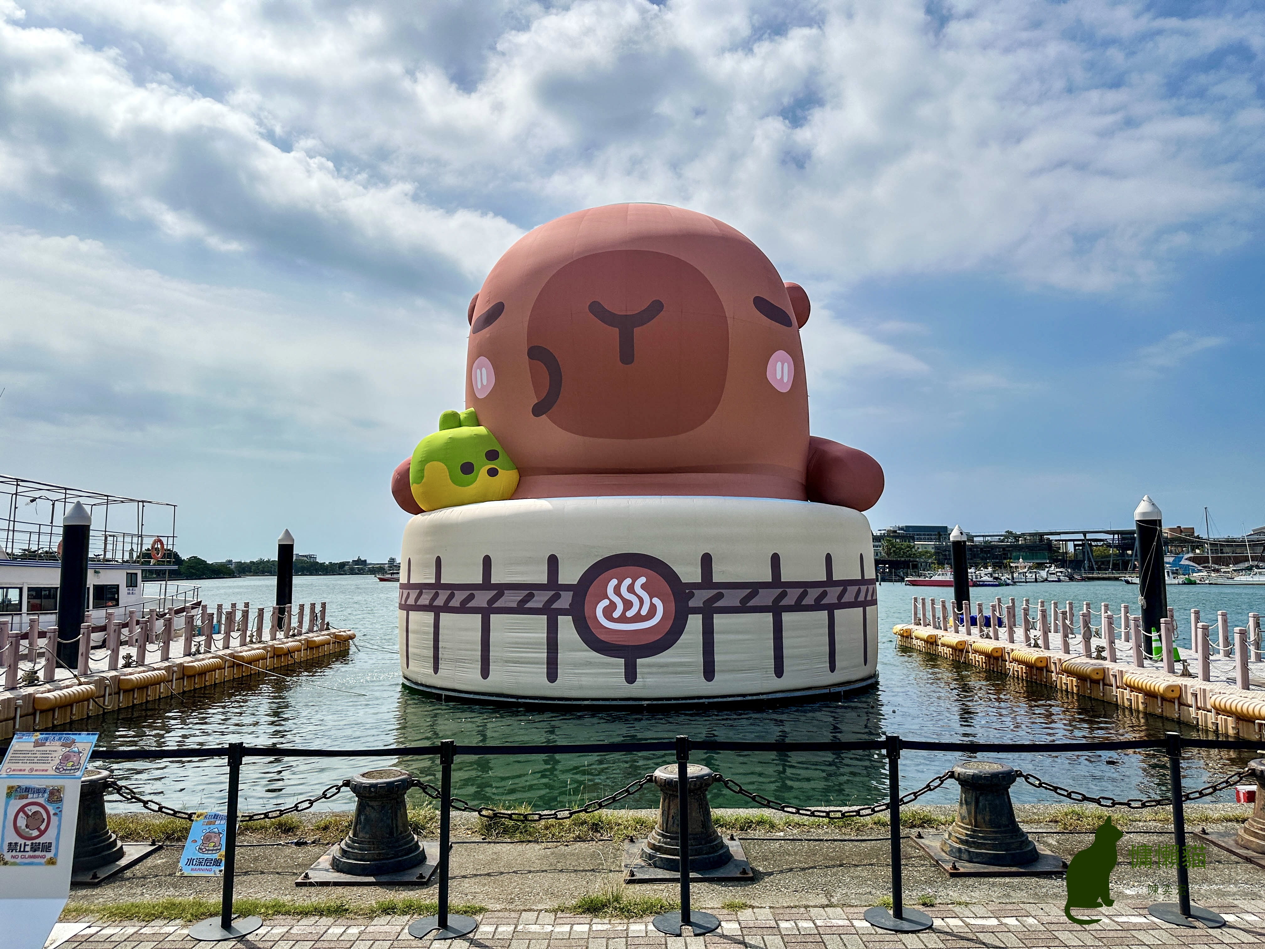 台南萌潮再度來襲,慵懶療癒的卡比胖拉出沒在漁人碼頭,陪大家一 台南萌潮再度來襲,慵懶療癒的卡比胖拉出沒在漁人碼頭,陪大家一