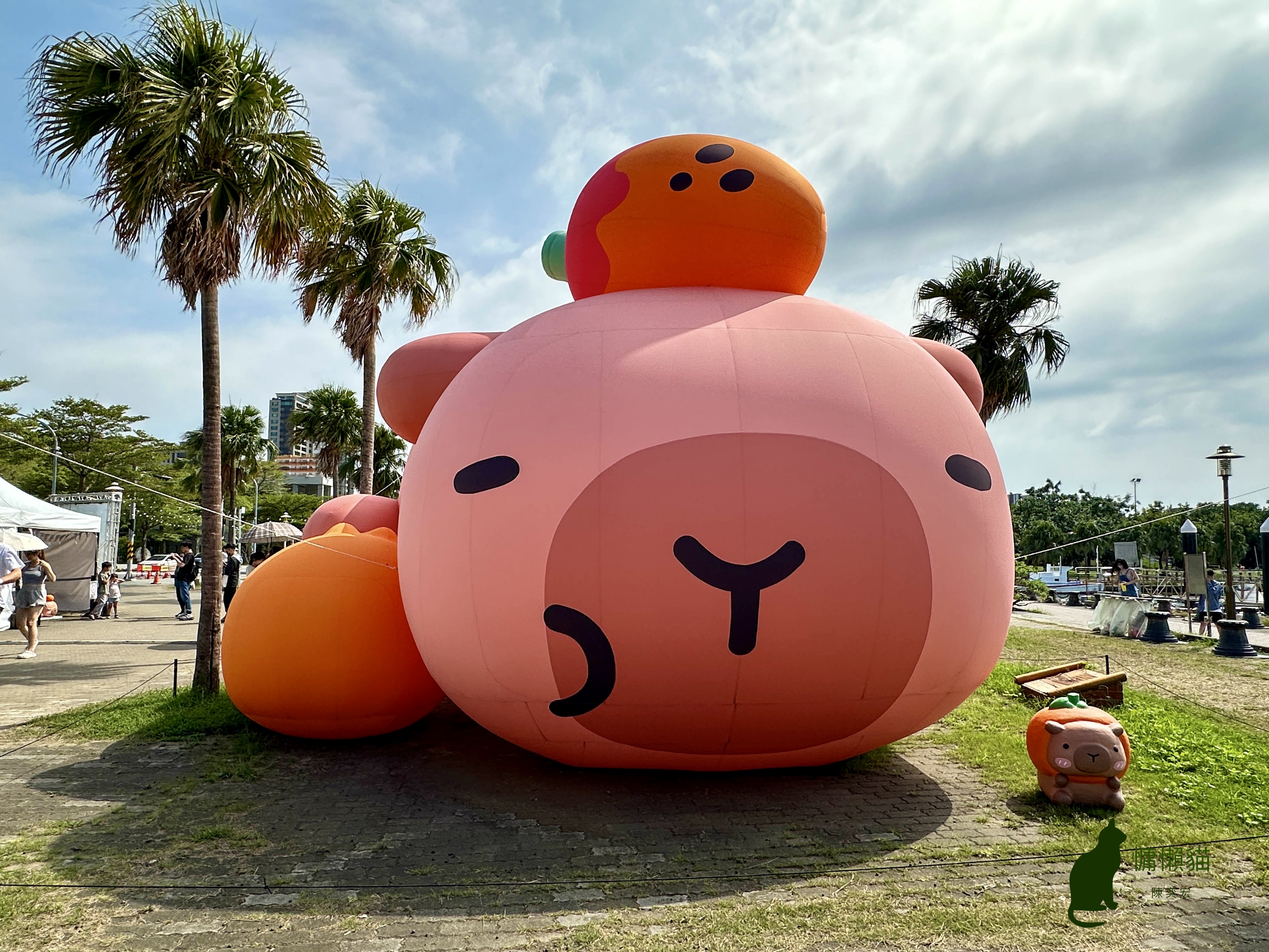 台南萌潮再度來襲,慵懶療癒的卡比胖拉出沒在漁人碼頭,陪大家一 台南萌潮再度來襲,慵懶療癒的卡比胖拉出沒在漁人碼頭,陪大家一