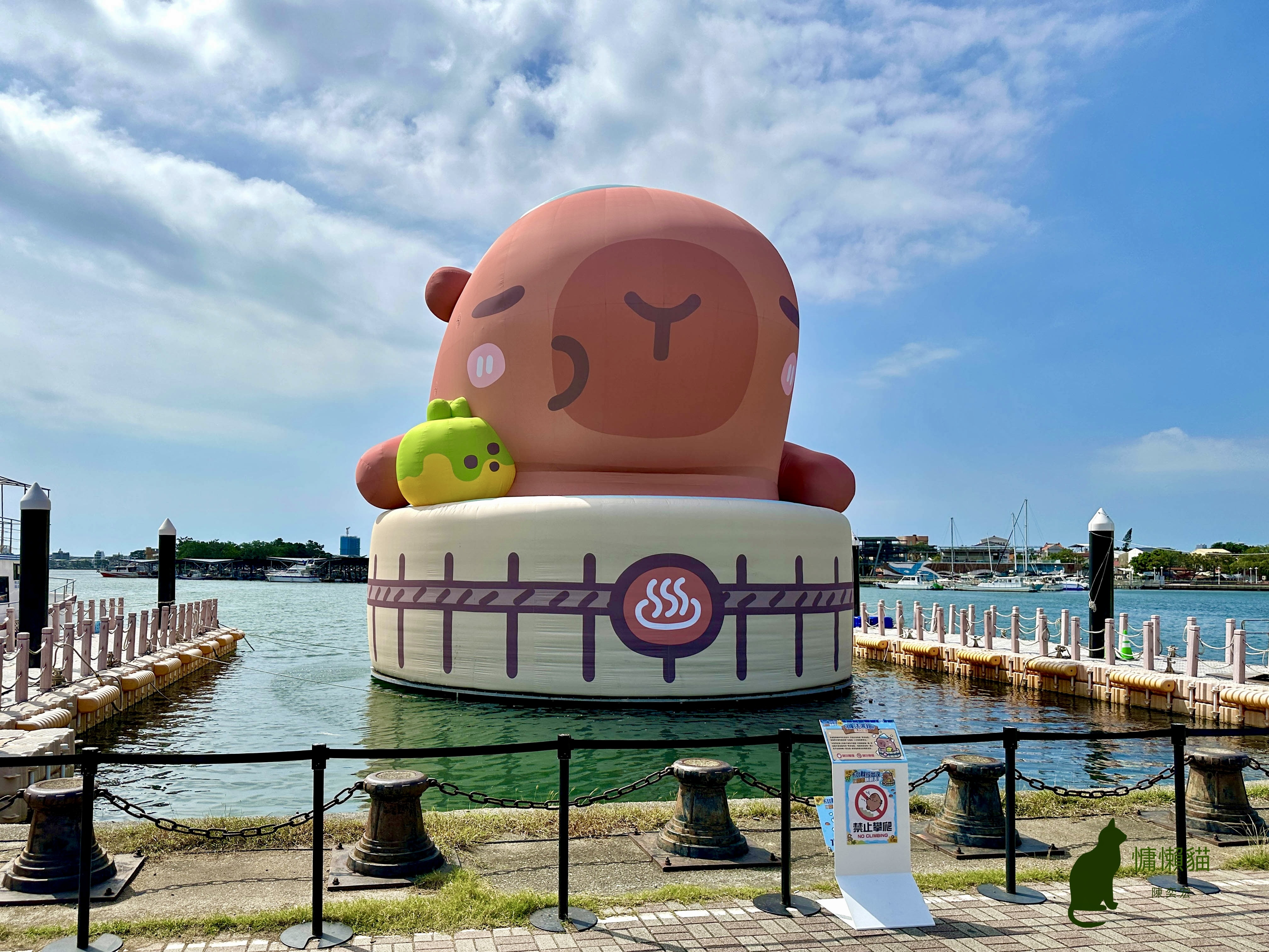 台南萌潮再度來襲,慵懶療癒的卡比胖拉出沒在漁人碼頭,陪大家一 台南萌潮再度來襲,慵懶療癒的卡比胖拉出沒在漁人碼頭,陪大家一