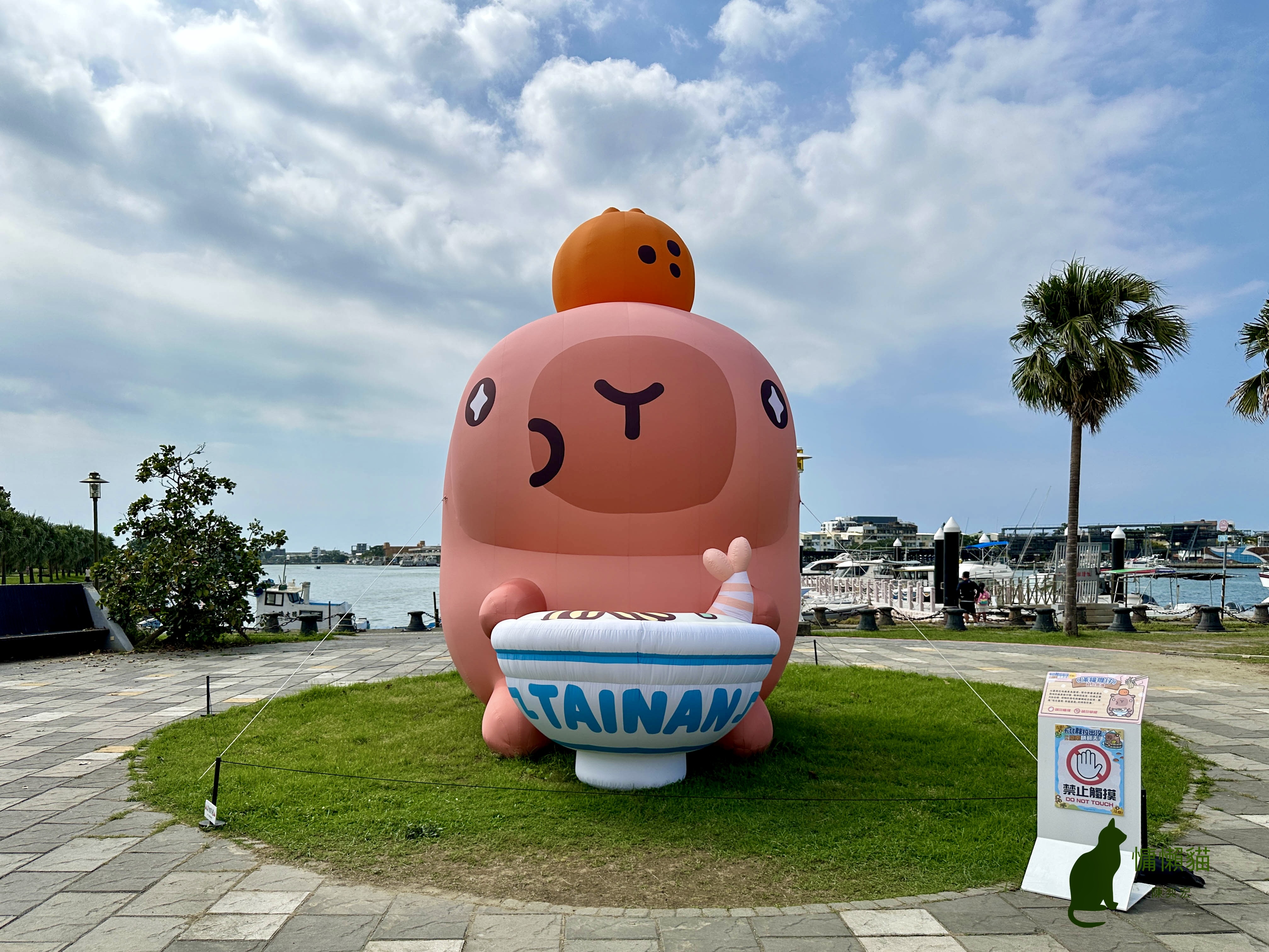 台南萌潮再度來襲,慵懶療癒的卡比胖拉出沒在漁人碼頭,陪大家一 台南萌潮再度來襲,慵懶療癒的卡比胖拉出沒在漁人碼頭,陪大家一