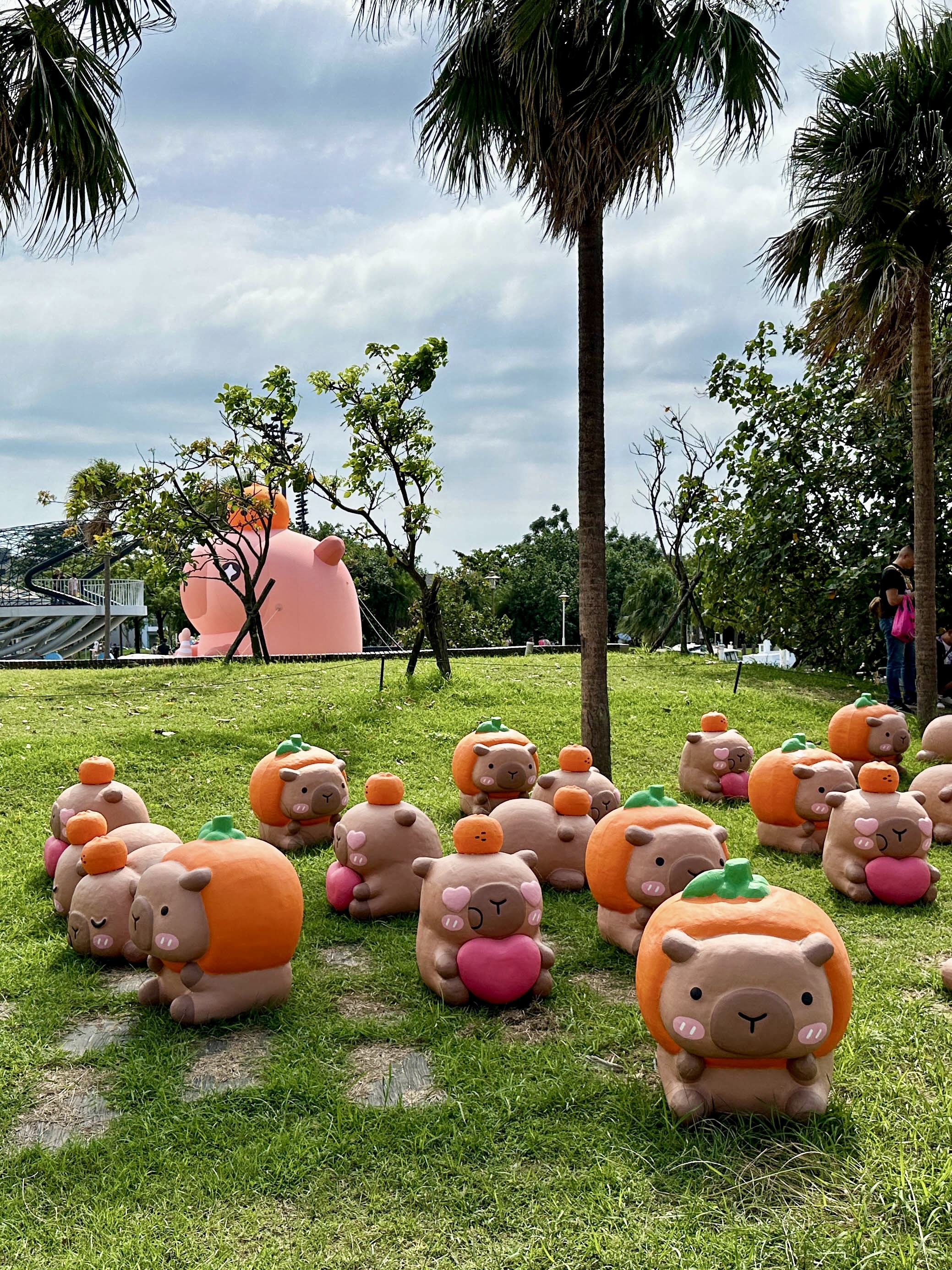 台南萌潮再度來襲,慵懶療癒的卡比胖拉出沒在漁人碼頭,陪大家一 台南萌潮再度來襲,慵懶療癒的卡比胖拉出沒在漁人碼頭,陪大家一