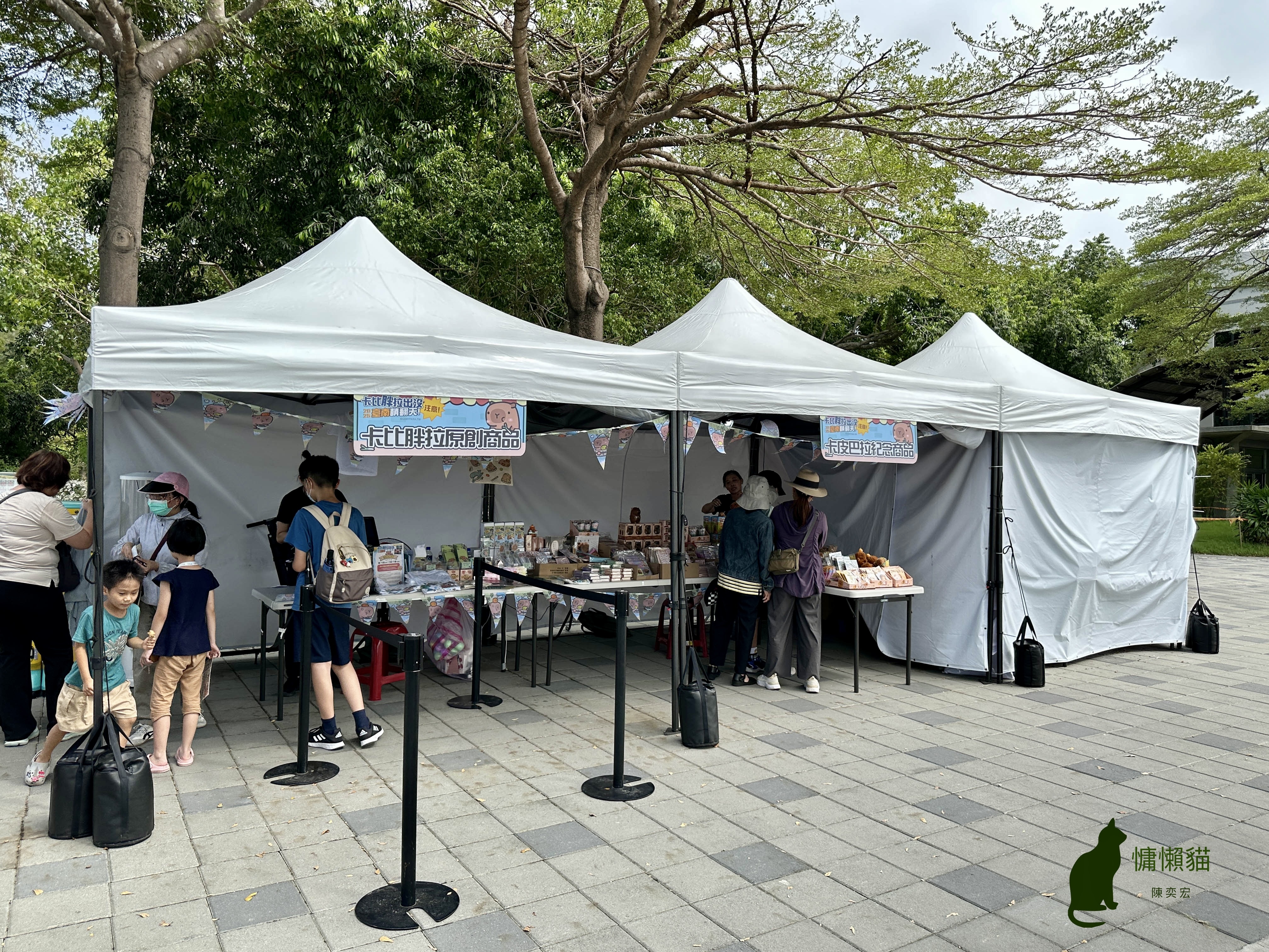 台南萌潮再度來襲,慵懶療癒的卡比胖拉出沒在漁人碼頭,陪大家一 台南萌潮再度來襲,慵懶療癒的卡比胖拉出沒在漁人碼頭,陪大家一