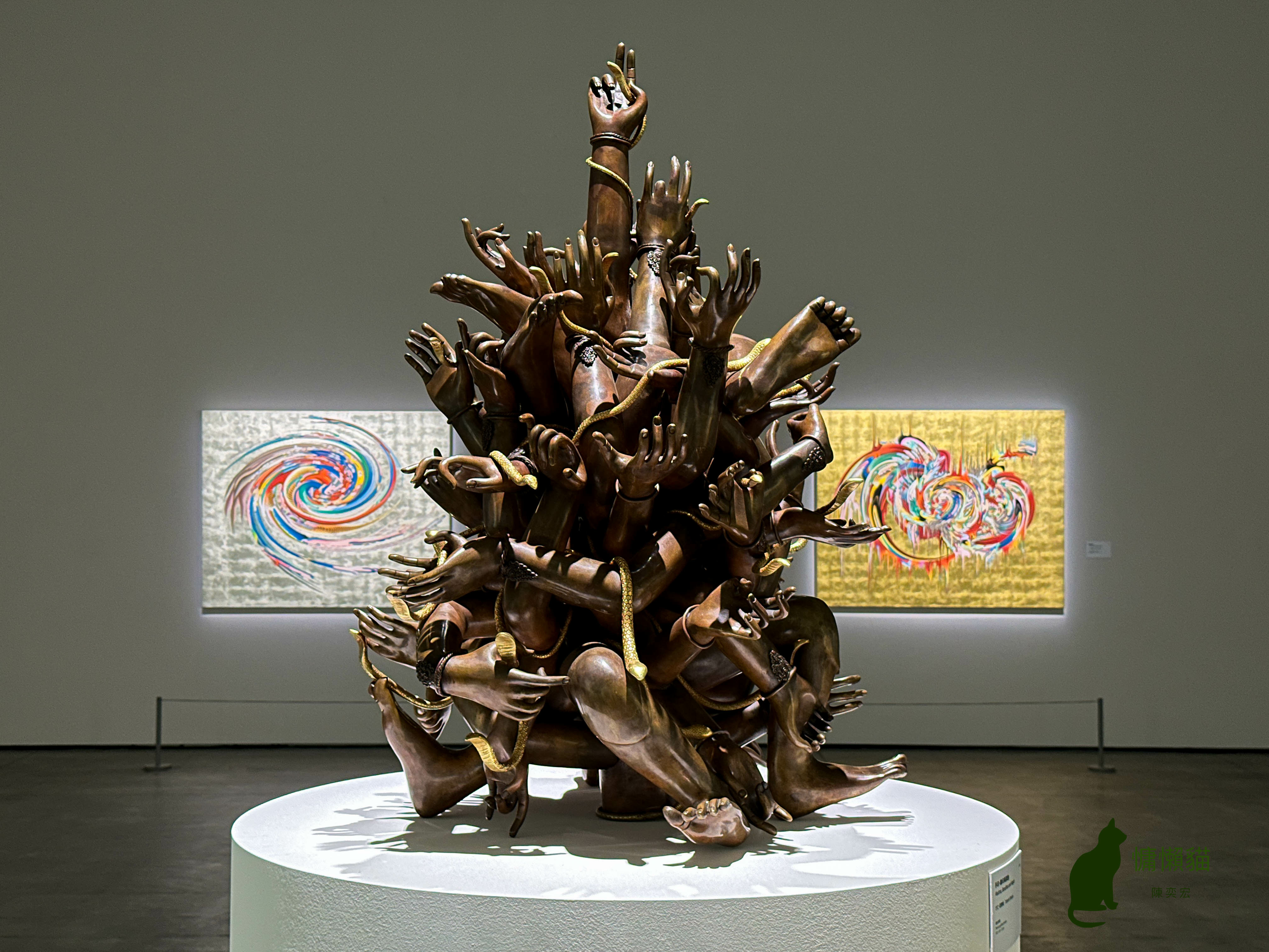 尼泊爾與不丹的當代藝術家從古老的唐卡與佛教符號出發，將其融入