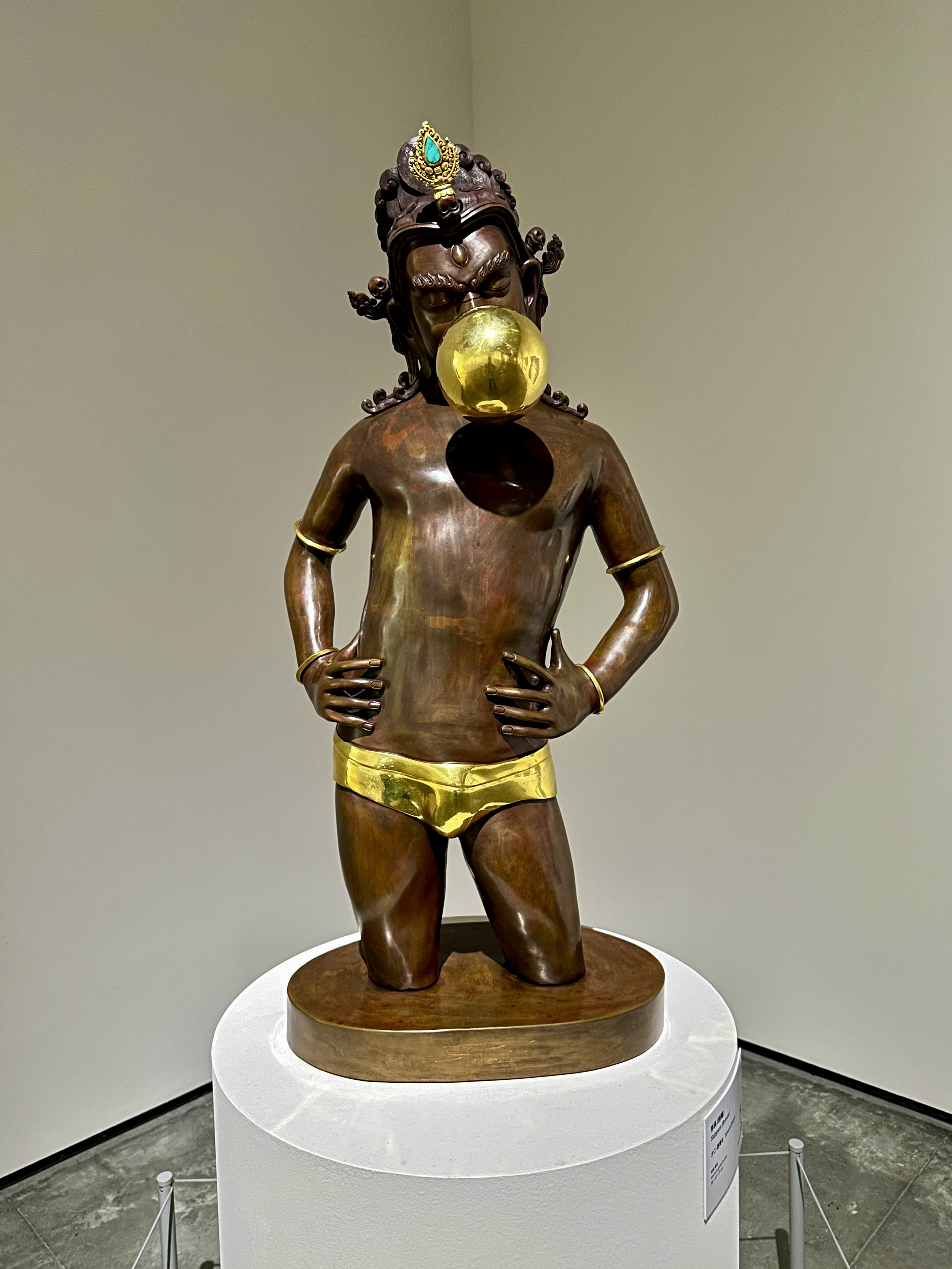 尼泊爾與不丹的當代藝術家從古老的唐卡與佛教符號出發，將其融入