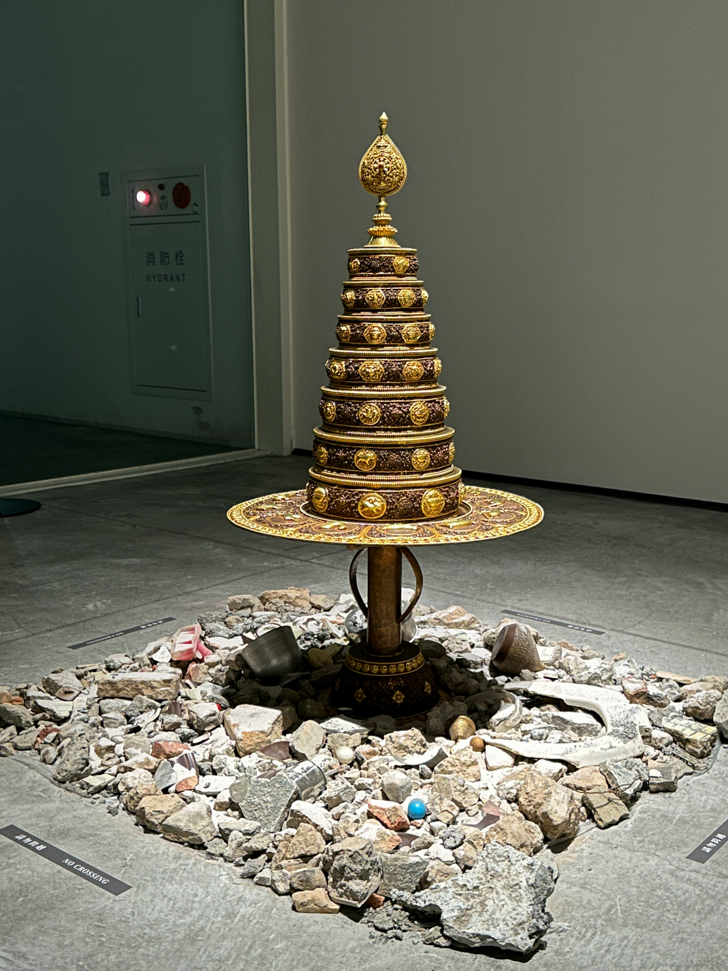 尼泊爾與不丹的當代藝術家從古老的唐卡與佛教符號出發，將其融入