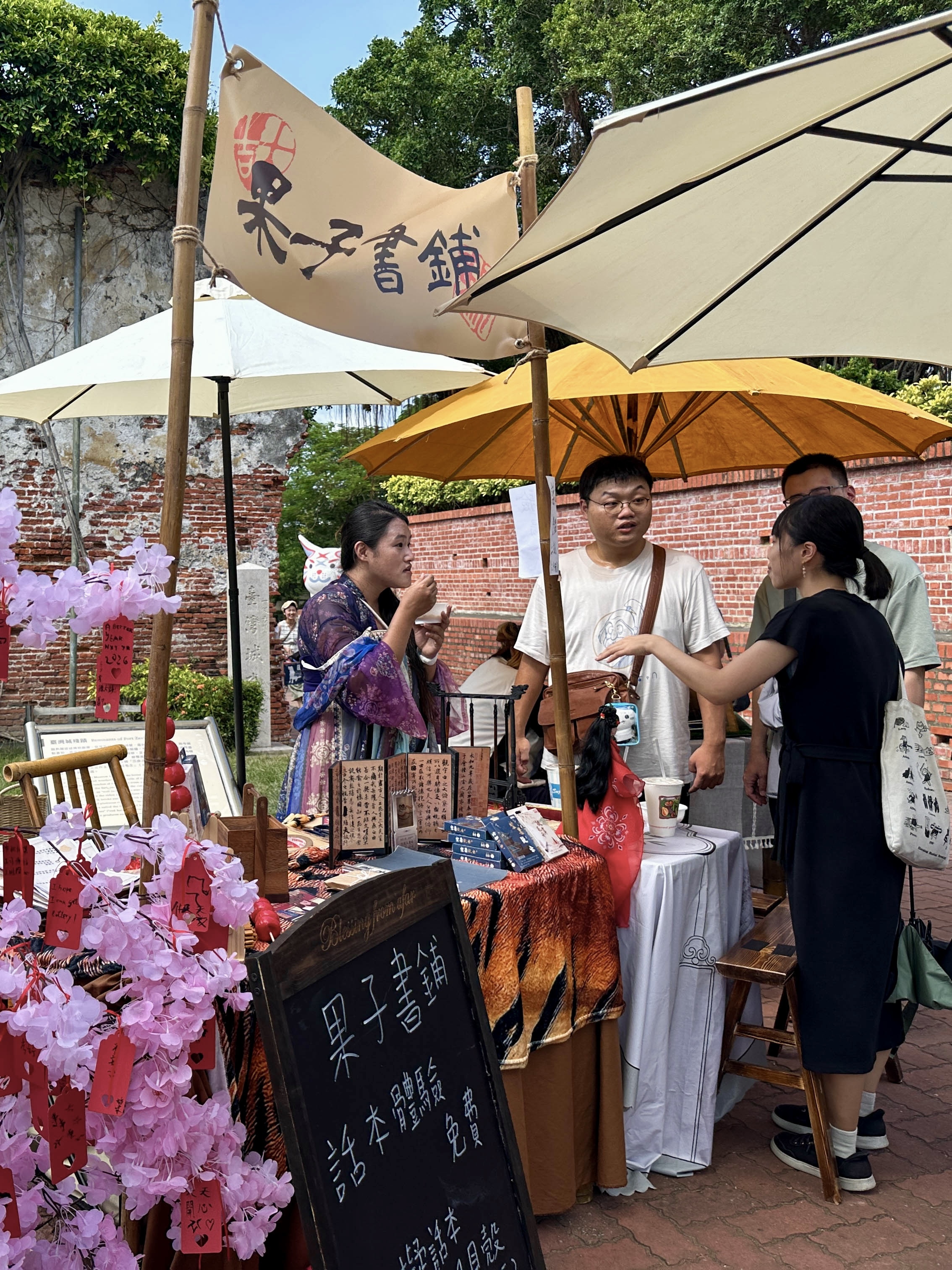 「熱蘭遮市集」讓歷史不再只是靜止的展覽，而是能親手觸摸、親身