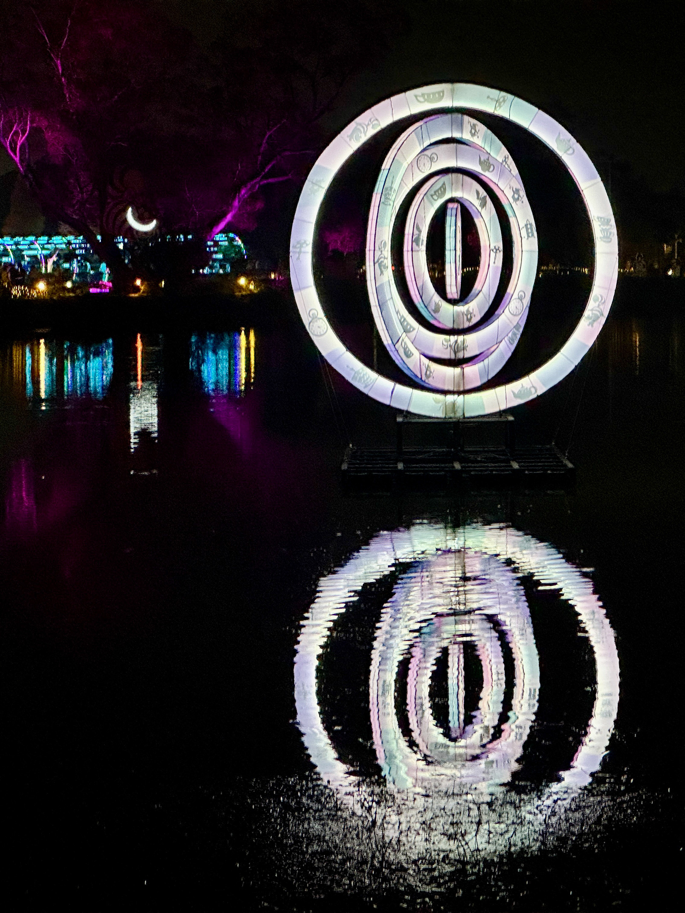 大家在夜色來臨時進入一場奇幻夢境,我們墮入《愛麗絲夢遊仙境》 大家在夜色來臨時進入一場奇幻夢境,我們墮入《愛麗絲夢遊仙境》