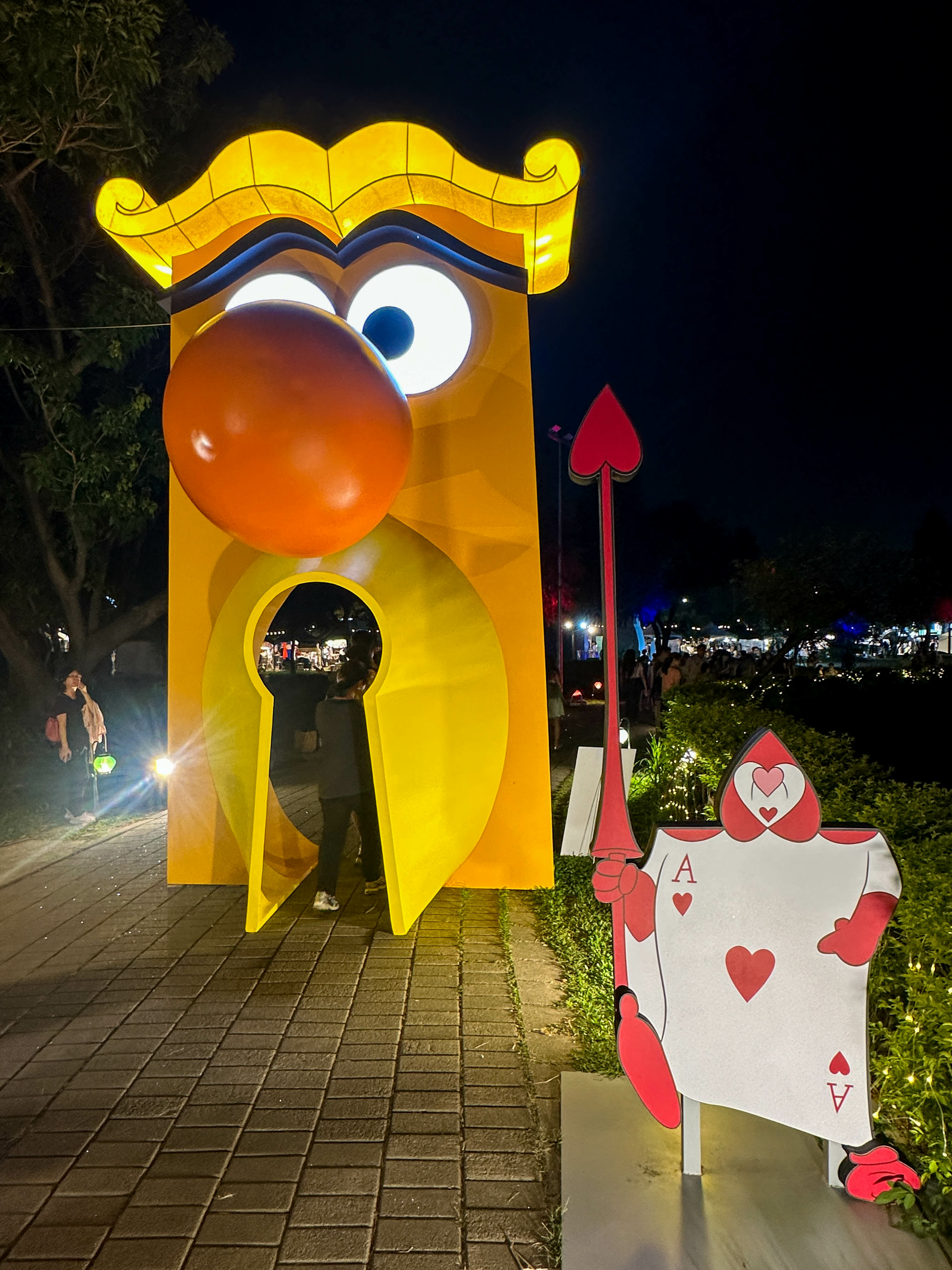 大家在夜色來臨時進入一場奇幻夢境,我們墮入《愛麗絲夢遊仙境》 大家在夜色來臨時進入一場奇幻夢境,我們墮入《愛麗絲夢遊仙境》