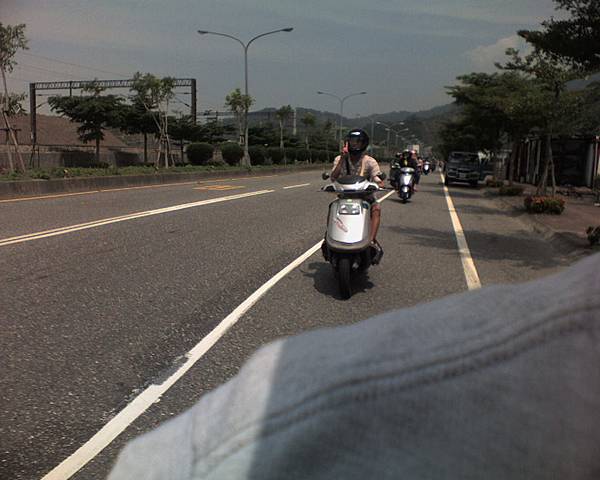 一邊騎車一邊拍照