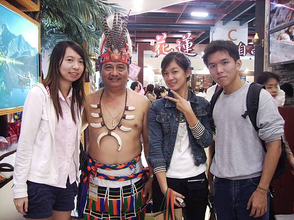 046_跟原住民大頭目合照