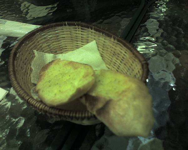 026_很大塊的香蒜麵包