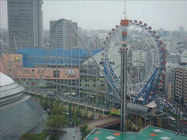 外面下著大雨