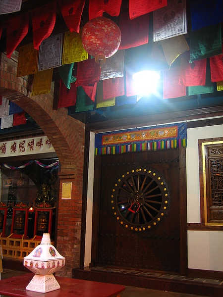 這戶則掛了很多藏族旗幟