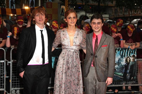 Emma_Watson_Premiere_Upskirt_Pany_Flash_36.jpg