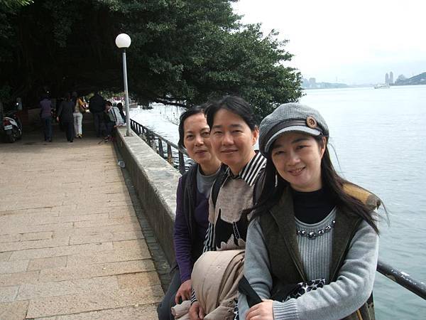 淡水河邊合照-3.jpg