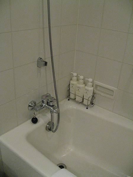而且遮住浴缸的塑膠拉廉還有臭臭的水味/_&#92;