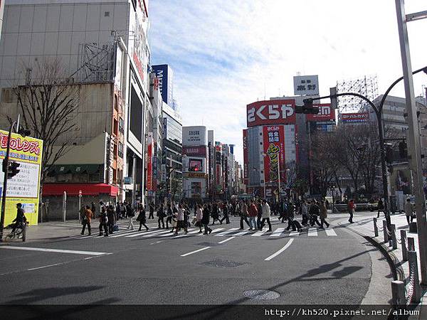 新宿車站對面，一大早已經很多人開始忙碌起來了!