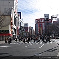 新宿車站對面，一大早已經很多人開始忙碌起來了!