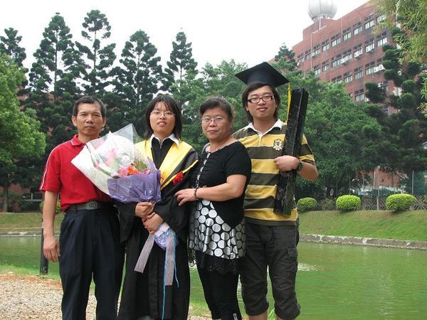 爸 我 媽 弟 跟系館