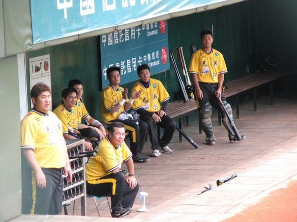 休息區的大家都很認真在看表演