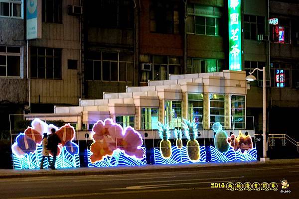 沿路上的燈 但是其實都蠻弱的...