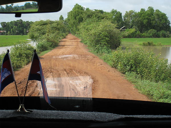 這邊的路也很刺激 卡住就要下來推車