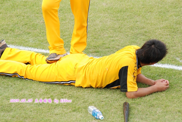 但是為什麼是穿著鞋踩 