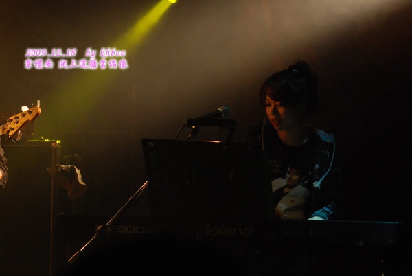 Keyboard-雪莉　（鼓手是　阿貴-輕鬆玩的鼓手  至於照片　很難照~"~）