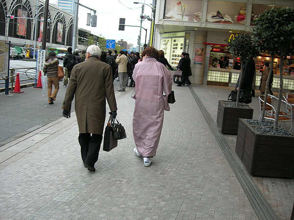 走到車站前遇到的夫妻~太太穿著傳統的和服