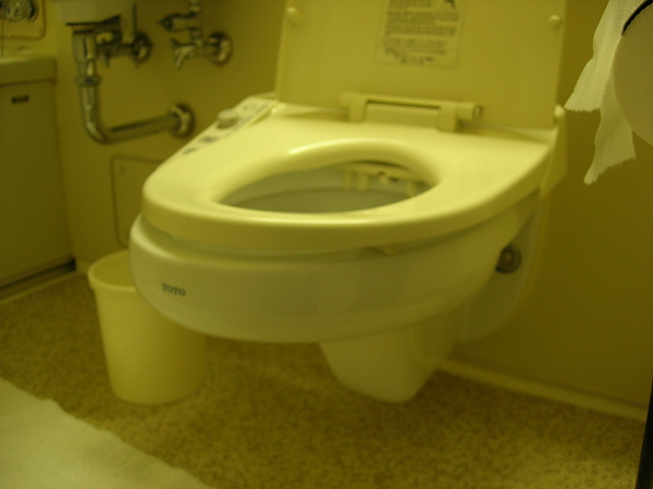 在日本上廁所也覺得很乾淨~所有的馬桶都是免痣的可以洗PP