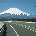 高速公路上~與富士山擦身而過..