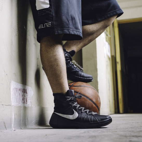 The-Nike-Hyperdunk-2015-Gets-an-On-Foot-Look-3-e1431890933621.png