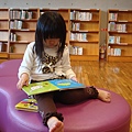 安安是第一次跟大家一起來圖書館，不只幫自己找到喜歡的書，還幫自己找到舒適的椅子。