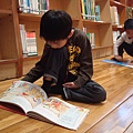 笛寶寶們看到好多好多書籍，開心的拿自己喜歡的書籍，輕輕地翻面，專心閱讀。(不過似乎忘記原本的任務是什麼了)