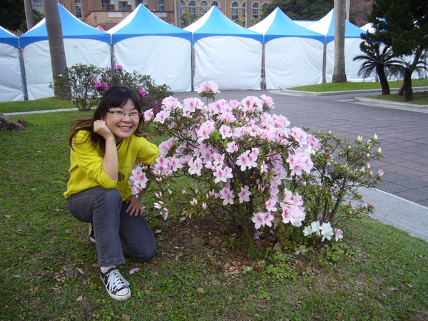 又要人比花嬌啦