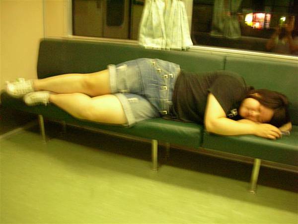 流浪漢♀在火車上睡覺~