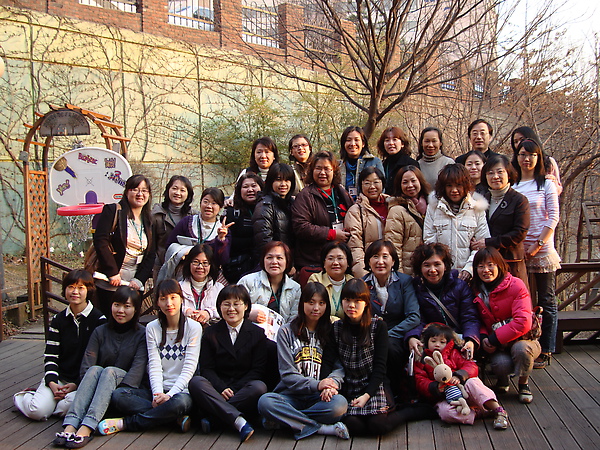 2010年3月27日韓國瑞吉歐方案教學幼稚園留影.JPG