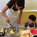 20121019 making scramble eggs (1).JPG